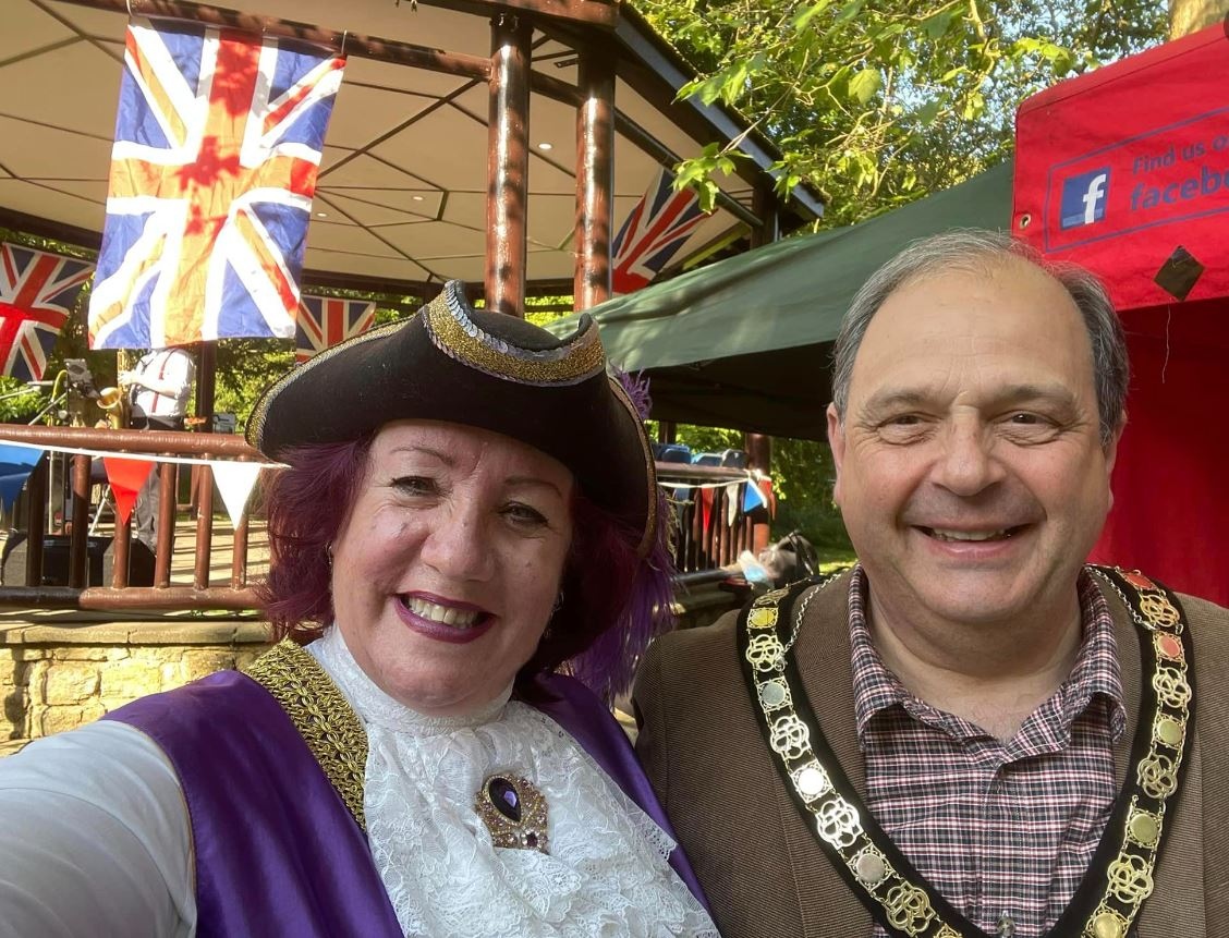 -mayor_and_crier_at_proms_in_the_park.jpg
